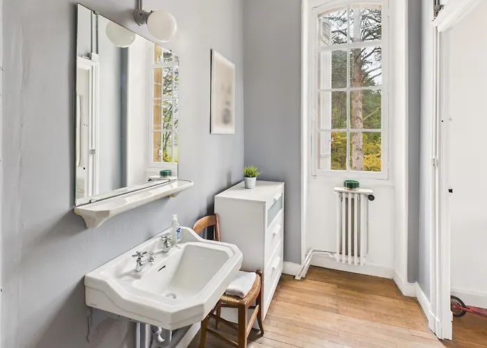 Grand Manoir Avec Terrasse Et Piscine Pour 10 *